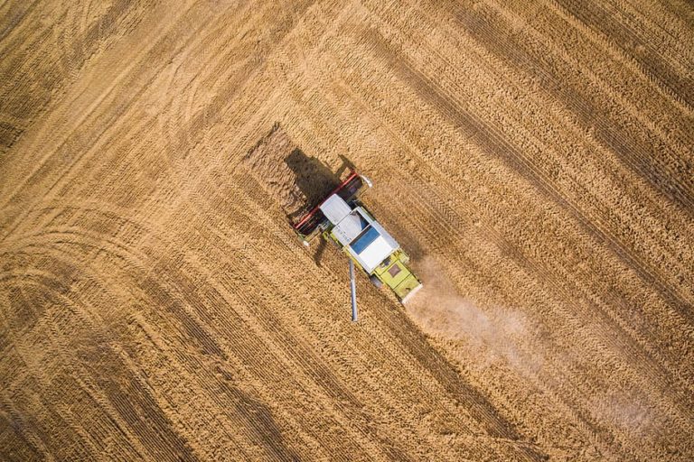 Dron controlando un tractor en el campo